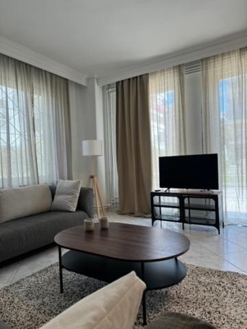 Damian'S Cozy Pool Apartment Peraía エクステリア 写真